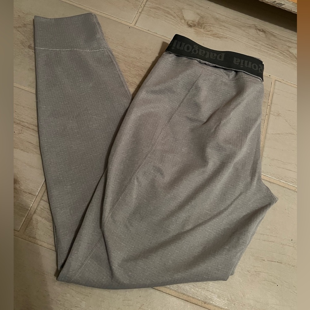 Women’s medium Patagonia midweight capilene baselayer leggings